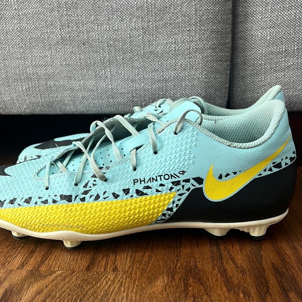 Nike Phantom Soccer Cleats - Womans Size 8/Kids 6.5